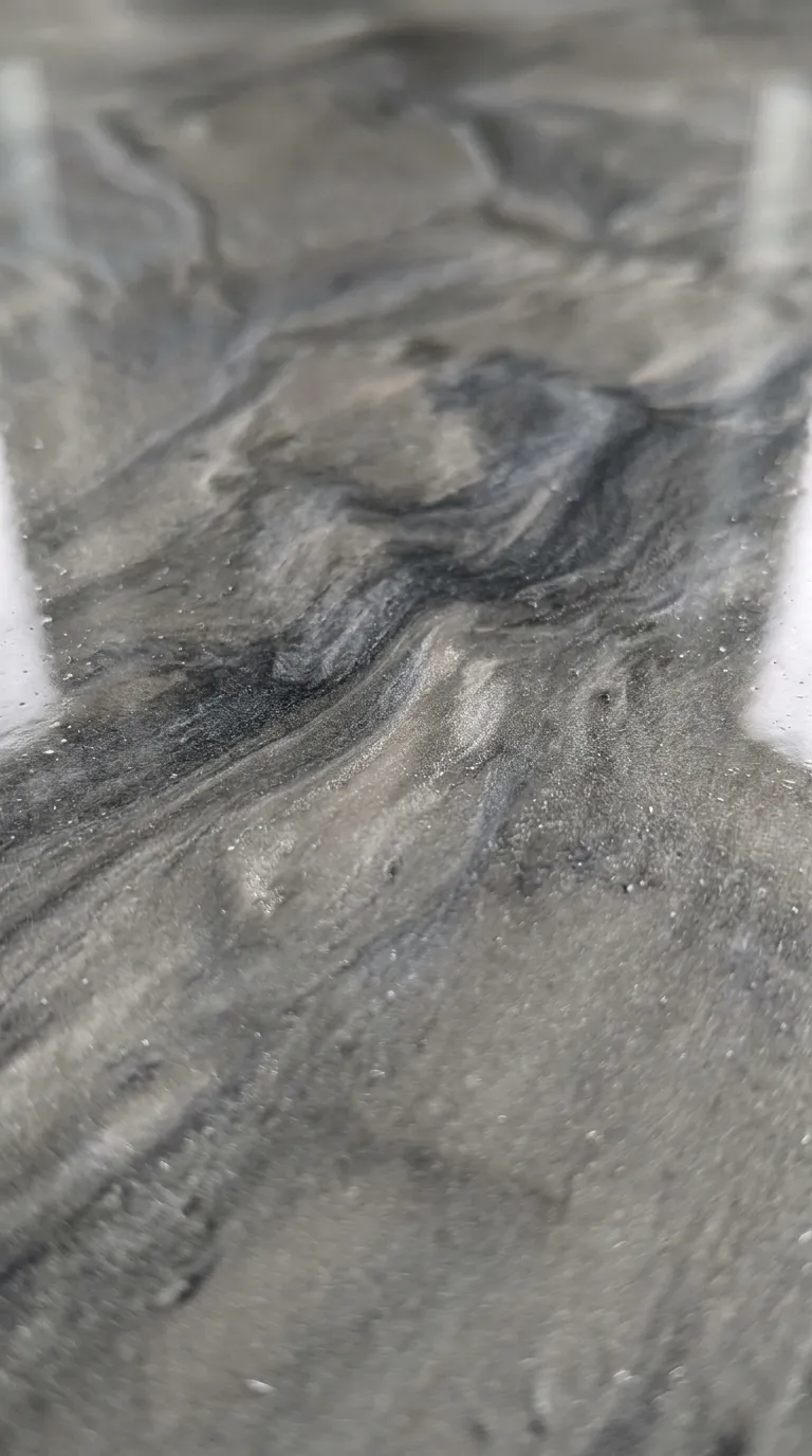 Résine métallisée gris minéral à l’effet nuageux