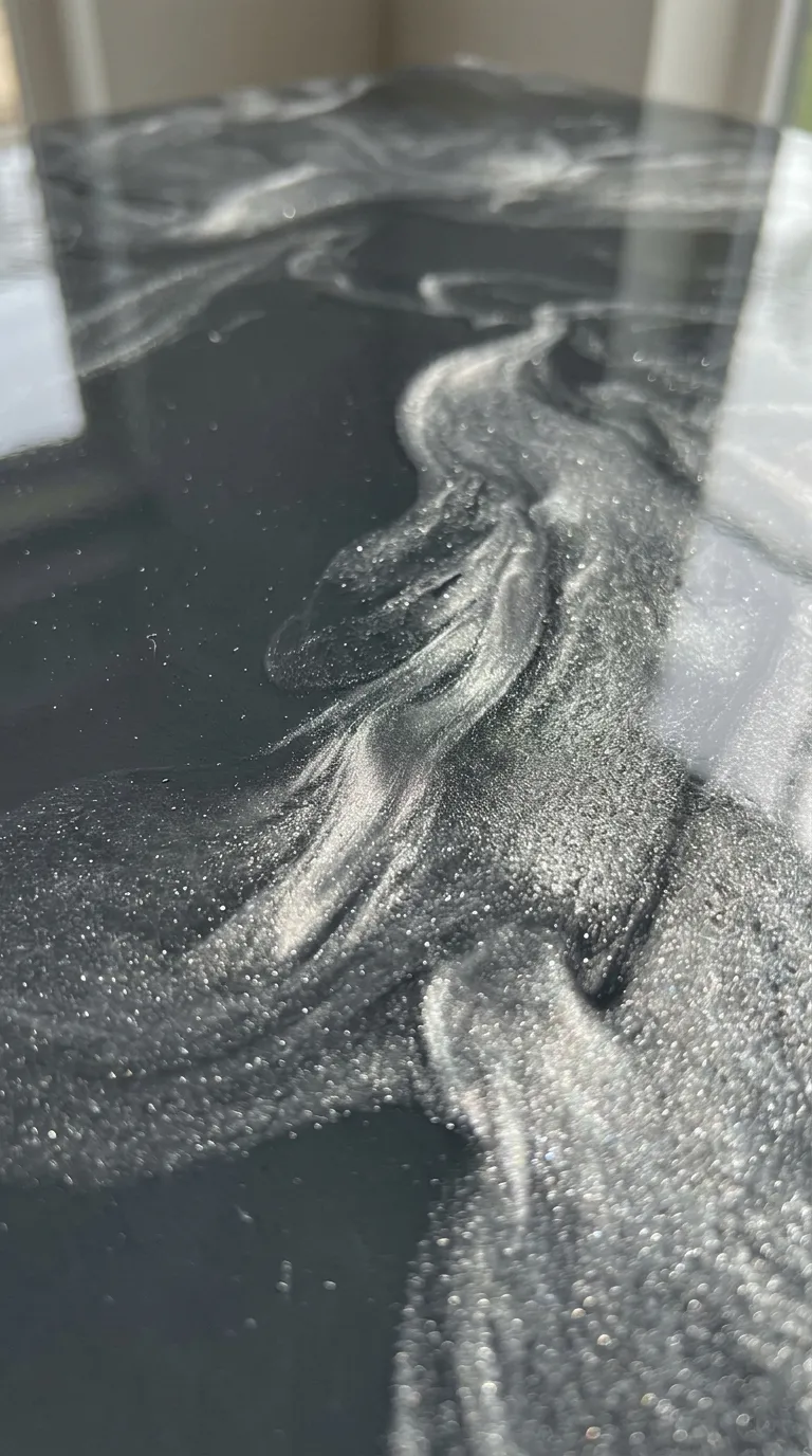 Résine métallisée anthracite aux reflets argentés