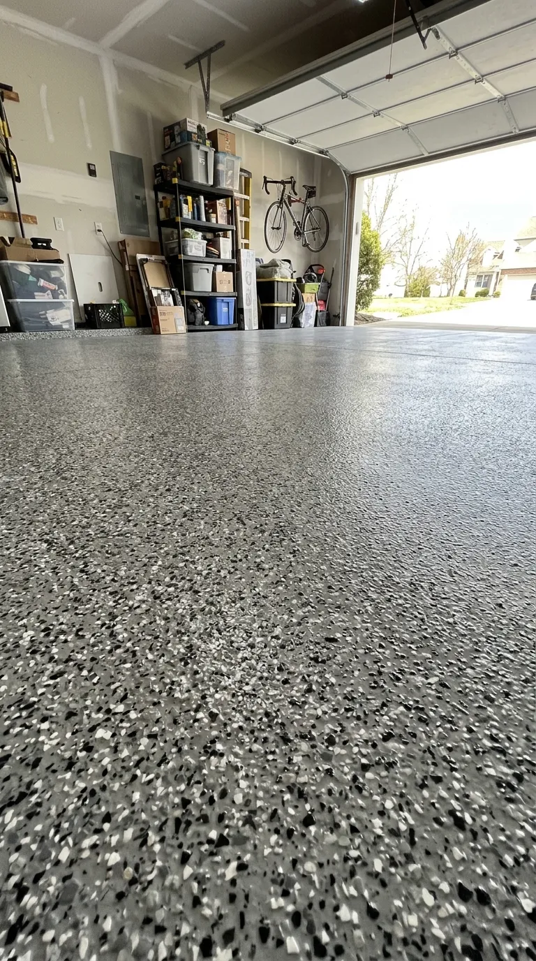 Garage avec un sol en résine à flocons gris, vu au ras du sol